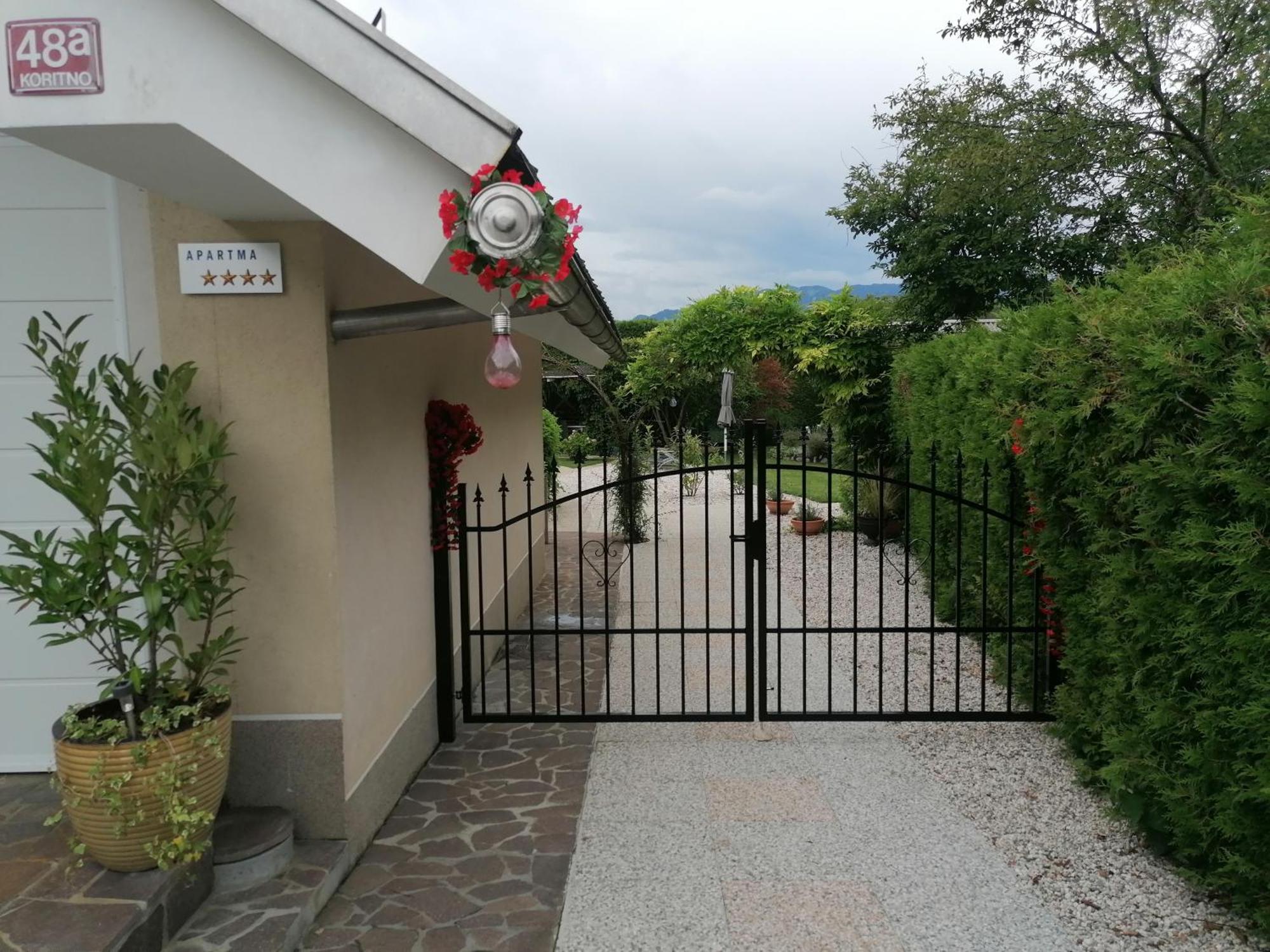 Garden Paradise Bled Apartments - Garden, Pond And Castle View 外观 照片